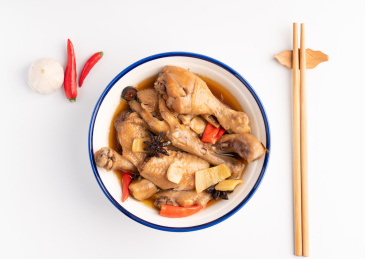 白色背景中的一碗香辣卤鸡腿、鸡翅、鸡爪