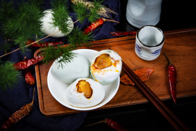 传统腌制美食黄心流油的咸鸭蛋