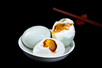 传统腌制美食黄心流油的咸鸭蛋