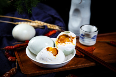 传统腌制美食黄心流油的咸鸭蛋
