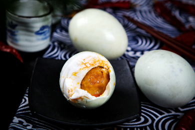 传统腌制美食黄心流油的咸鸭蛋