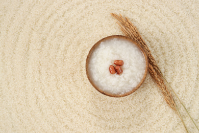 俯拍视角一碗白米粥在一堆大米上