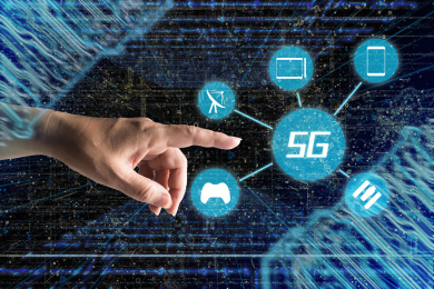 蓝色背景下手指轻点5g时代通讯生活