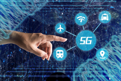 蓝色背景下手指轻点5g时代通讯生活