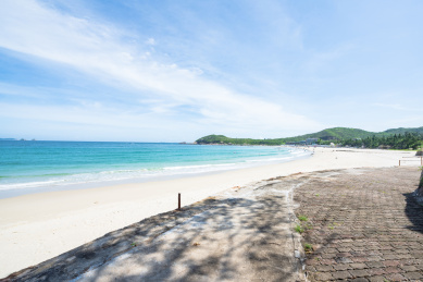 中国深圳东涌晴朗的夏日沙滩风光