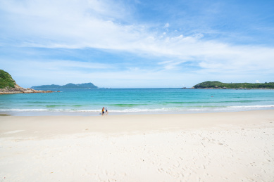 中国深圳东涌晴朗的夏日沙滩风光