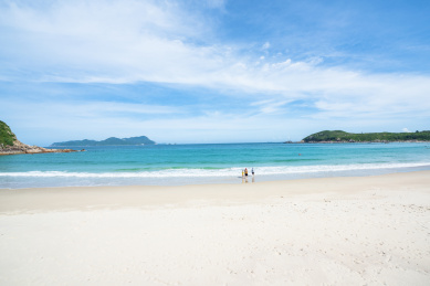 中国深圳东涌晴朗的夏日沙滩风光