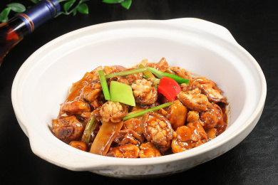 中国上海的一道热菜——红烧鲍鱼土鸡煲