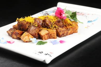 中国广东的一道热菜——黑椒鹅肝菌菇粒 