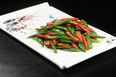 中国四川的一道热菜——火爆脆肠