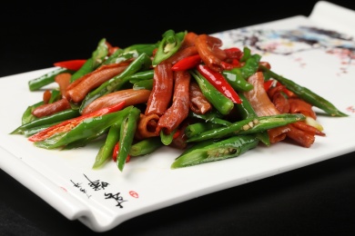 中国四川的一道热菜——火爆脆肠