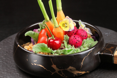 中国上海的一道冷菜——招牌有机黑米色拉