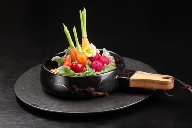 中国上海的一道冷菜——招牌有机黑米色拉