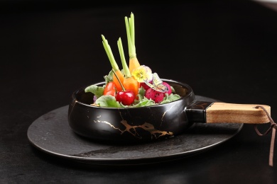 中国上海的一道冷菜——招牌有机黑米色拉