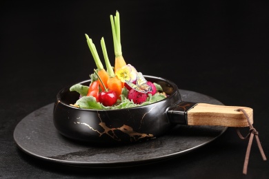 中国上海的一道冷菜——招牌有机黑米色拉