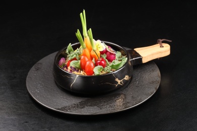 中国上海的一道冷菜——招牌有机黑米色拉