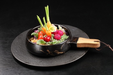 中国上海的一道冷菜——招牌有机黑米色拉