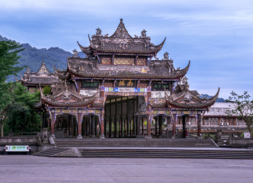 清晨无人的成都都江堰景区南桥古建筑