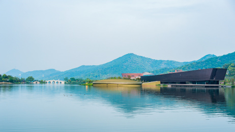 中国浙江省杭州市湘湖跨湖桥及跨湖桥遗址博物馆全景