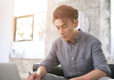 电脑前认真工作中的商务男性