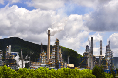 建设在大山中的化工厂生产运行的设备