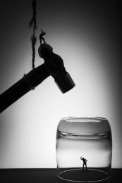 微缩摄影拯救危险下一秒破坏玻璃杯