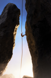 微缩摄影极限运动夕阳下攀岩攀登