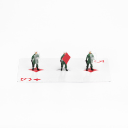 扑克牌方块花色持盾牌的警卫