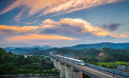 中国广东省云浮市夕阳下的高铁