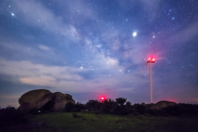 江西玉华山上的星空和风力发电设备
