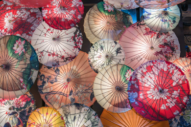 灯光下的许多中国传统油纸伞