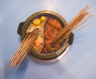 鸳鸯火锅里的四川传统美食串串香