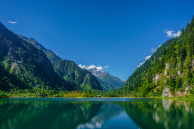 中国四川省阿坝州理县毕棚沟夏季湖景