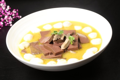 中国上海的一道热菜——鹅肝鸭血烩鱼圆