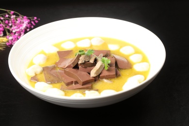 中国上海的一道热菜——鹅肝鸭血烩鱼圆