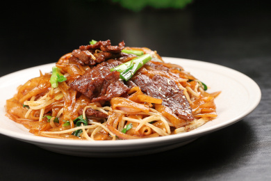 中国上海的一道热菜——干炒牛河