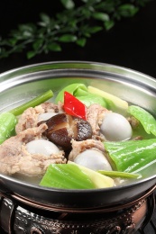 中国上海的一道热菜——锅仔大芥菜咸筒骨