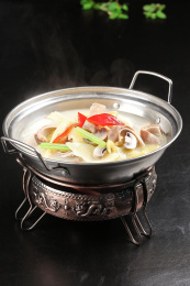 中国上海的一道热菜——锅仔咸菜猪肚