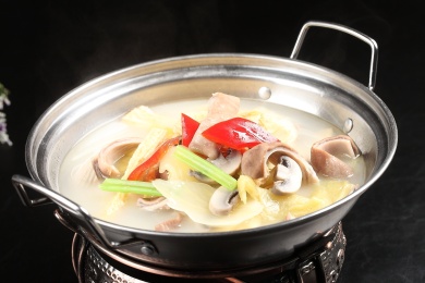 中国上海的一道热菜——锅仔咸菜猪肚