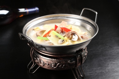 中国上海的一道热菜——锅仔咸菜猪肚