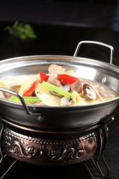 中国上海的一道热菜——锅仔咸菜猪肚