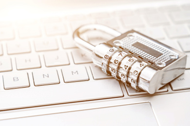 一把锁子放在笔记本电脑键盘上