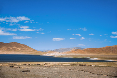 中国西藏思金拉措圣湖风光