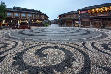 清晨雨后的贵州丹寨县万达小镇广场