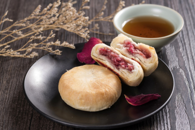 以食用玫瑰花为馅料的云南点心鲜花饼