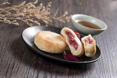 以食用玫瑰花为馅料的云南点心鲜花饼