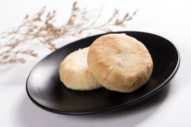 以食用玫瑰花为馅料的云南点心鲜花饼