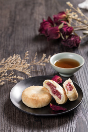 以食用玫瑰花为馅料的云南点心鲜花饼