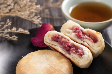 以食用玫瑰花为馅料的云南点心鲜花饼