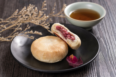 以食用玫瑰花为馅料的云南点心鲜花饼